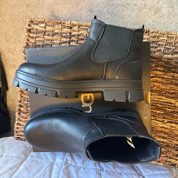 New Men’s UGG Boots - Picture 2 of 10